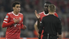 POTPUNA LUDNICA Sudija pokazao crveni karton defanzivcu Bajerna, a onda je VAR poništio odluku