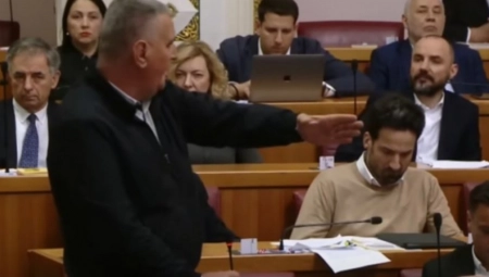UŽAS U HRVATSKOM SABORU! Poslanik Mosta divljao za govornicom, odzvanjao ustaški poklič!