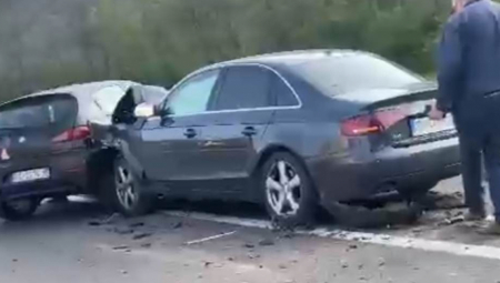 PRVE SLIKE JEZIVOG SUDARA KOD BUBANJ POTOKA Karambol na putu, svuda srča i rasuti delovi (FOTO/VIDEO)