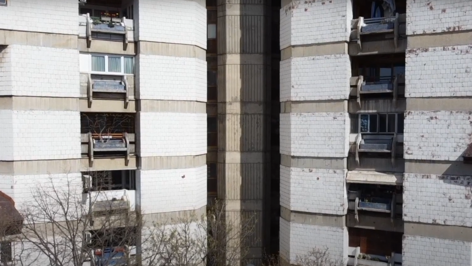 "NISAM DOŠLA SA SELA DA NOSIM OPANKE" Muškarac ne može da živi od komšinice, pozvonio joj na vrata da se požali, a ona mu rekla ovo