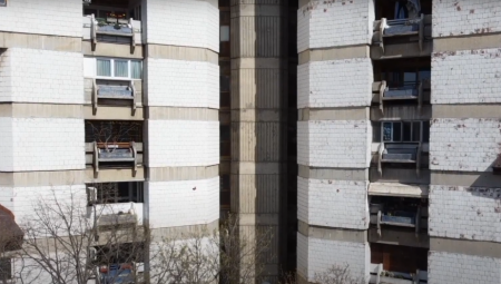 "NISAM DOŠLA SA SELA DA NOSIM OPANKE" Muškarac ne može da živi od komšinice, pozvonio joj na vrata da se požali, a ona mu rekla ovo