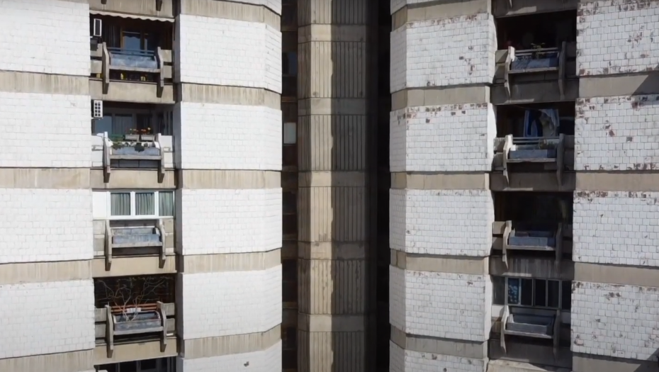 U ZGRADI OSVANULA PORUKA ZBOG KOJE SE SVI VALJAJU OD SMEHA Komšije napravile haos u hodniku, pa se neko dosetio da uradi OVO (FOTO)