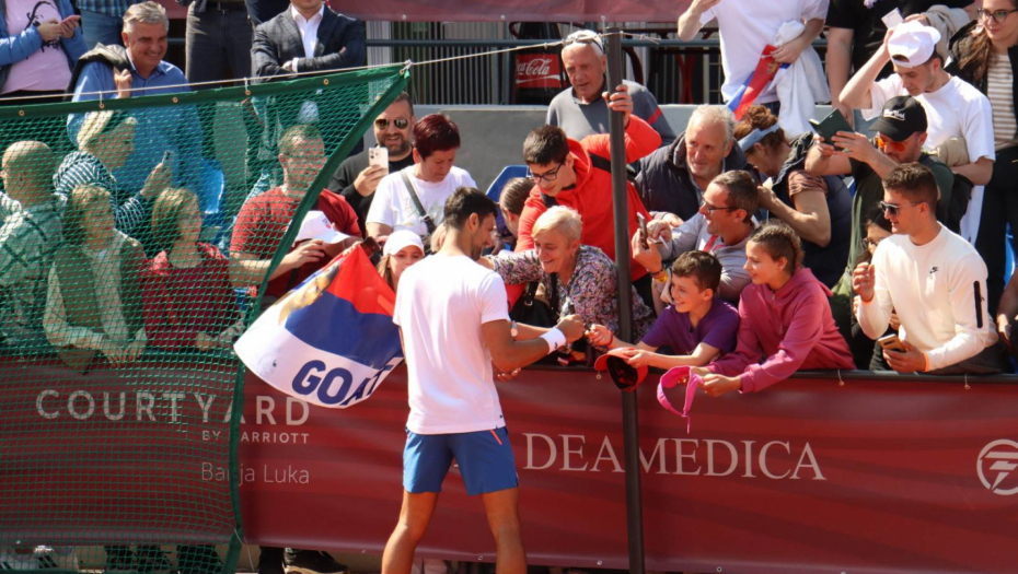 NOVAK NAKON TRENINGA IZNENADIO FANOVE Spustio se, podigao šta je ispalo, a potom ispunio san jednom dečaku (VIDEO)