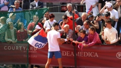NOVAK NAKON TRENINGA IZNENADIO FANOVE Spustio se, podigao šta je ispalo, a potom ispunio san jednom dečaku (VIDEO)