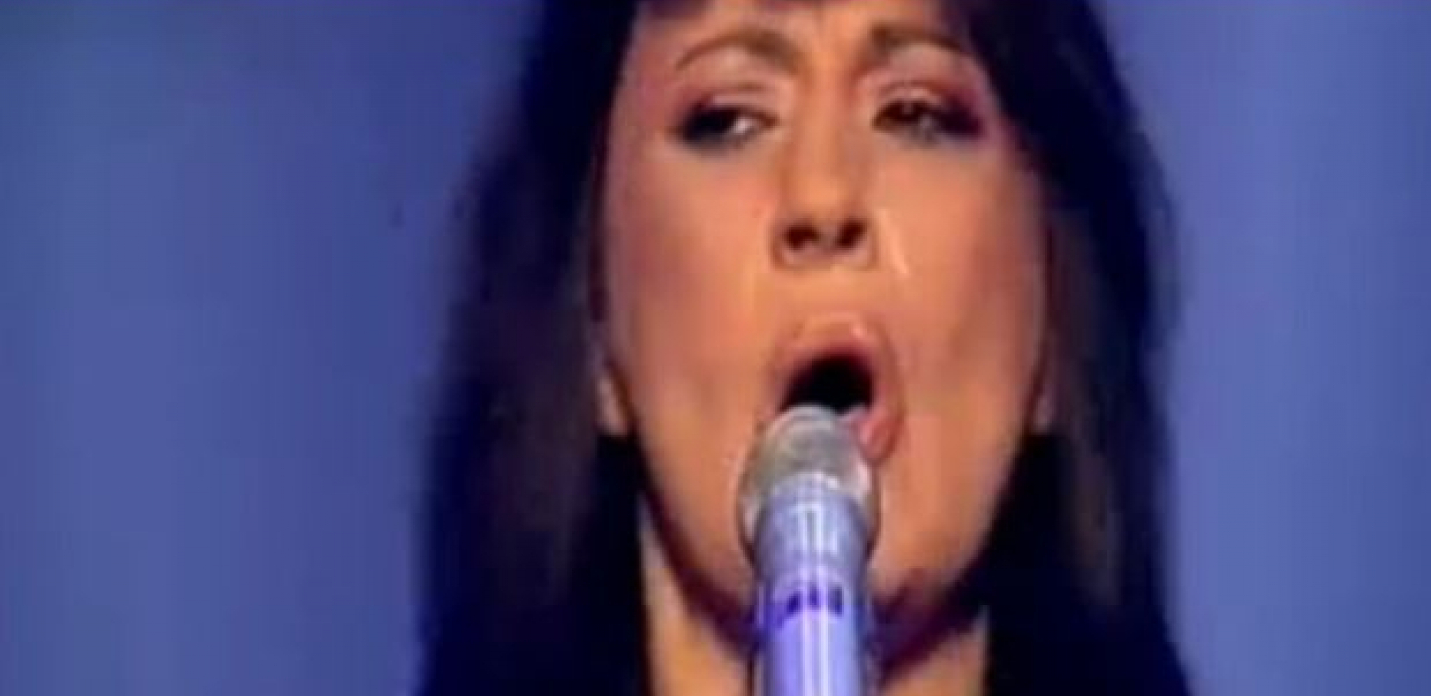 NA KONCERTU JE SAZNALA DA JOJ JE OTAC UMRO Život poztnate pevačice šokirao je javnost, prošla je kroz pakao, a najbolja drugarica je u braku sa njenim bivšim mužem!