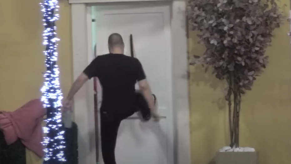 ISPLIVAO ŠOKANTAN SNIMAK! Evo šta je Ana radila dok je Zvezdan zverski napao Anđelu i razvaljivao vrata, njena reakcija sve je odala (VIDEO)