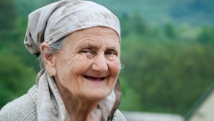 BAKA MIRA (85) NIKAD NIJE IMALA NI VISOK HOLESTEROL NI PRITISAK Svaki dan uzima po dve kašike ove smese i zdrava je kao dren