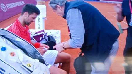 NIJE DOBRO Đoković tražio lek tokom meča sa Lajovićem, navijači u strahu (FOTO)