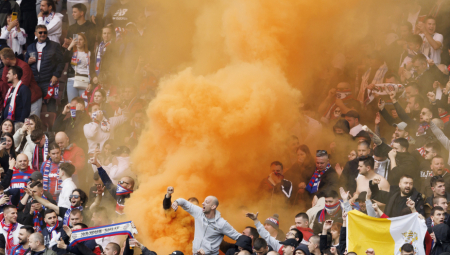 "UBIĆEMO, ZAKLAĆEMO KO SA NAMA NEĆE" Evropa zgrožena Hrvatima: Navijači Hajduka pevali ustaške pesme, tukli se sa policijom...