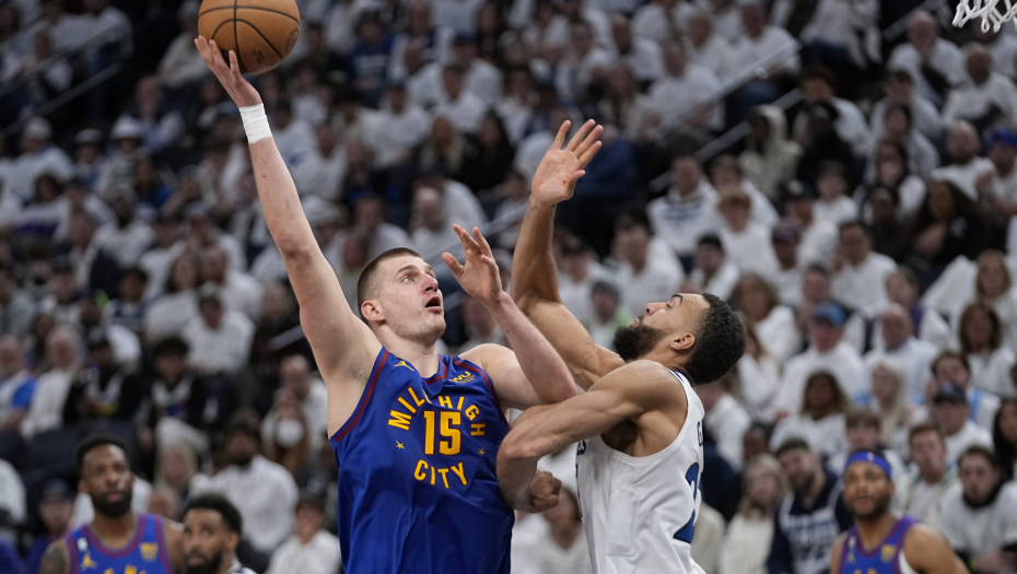 KOLIKO JOŠ UDARACA DA BI SE FAUL SVIRAO? Jokić protestovao kod sudija zbog ovog poteza Gobera, ali uzalud (VIDEO)