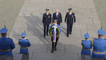 MINISTAR ODBRANE UPISAO SNAŽNE REČI U SPOMEN-KNJIGU POVODOM DANA VOJSKE SRBIJE Vučević položio venac na Spomenik Neznanom junaku na Avali (FOTO)