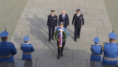 MINISTAR ODBRANE UPISAO SNAŽNE REČI U SPOMEN-KNJIGU POVODOM DANA VOJSKE SRBIJE Vučević položio venac na Spomenik Neznanom junaku na Avali (FOTO)