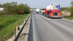 PRVE SLIKE STRAVIČNE NESREĆE Sudarili se automobil i cisterna kod Bubanj potoka, teško povređen muškarac (FOTO I VIDEO)