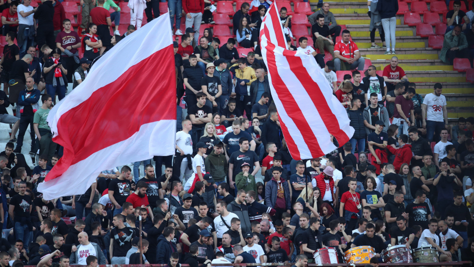 "DELIJE" NAŠLE NAČIN DA BODRE SVOJE LJUBIMCE Zvezda ima podršku, uprkos praznom stadionu u Humskoj (FOTO)