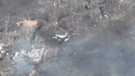 SNIMAK BITKE NA PRVOJ LINIJI FRONTA Ruski tenk teroriše vod pešadije oko Bahmuta (VIDEO)