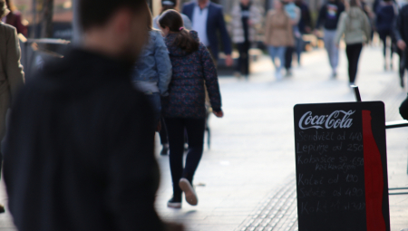 KRIZA UDARILA I NA DRUŽENJA Slobodni su i ne mogu sebi da priušte izlaske, debata o tome ko plaća je sve usijanija