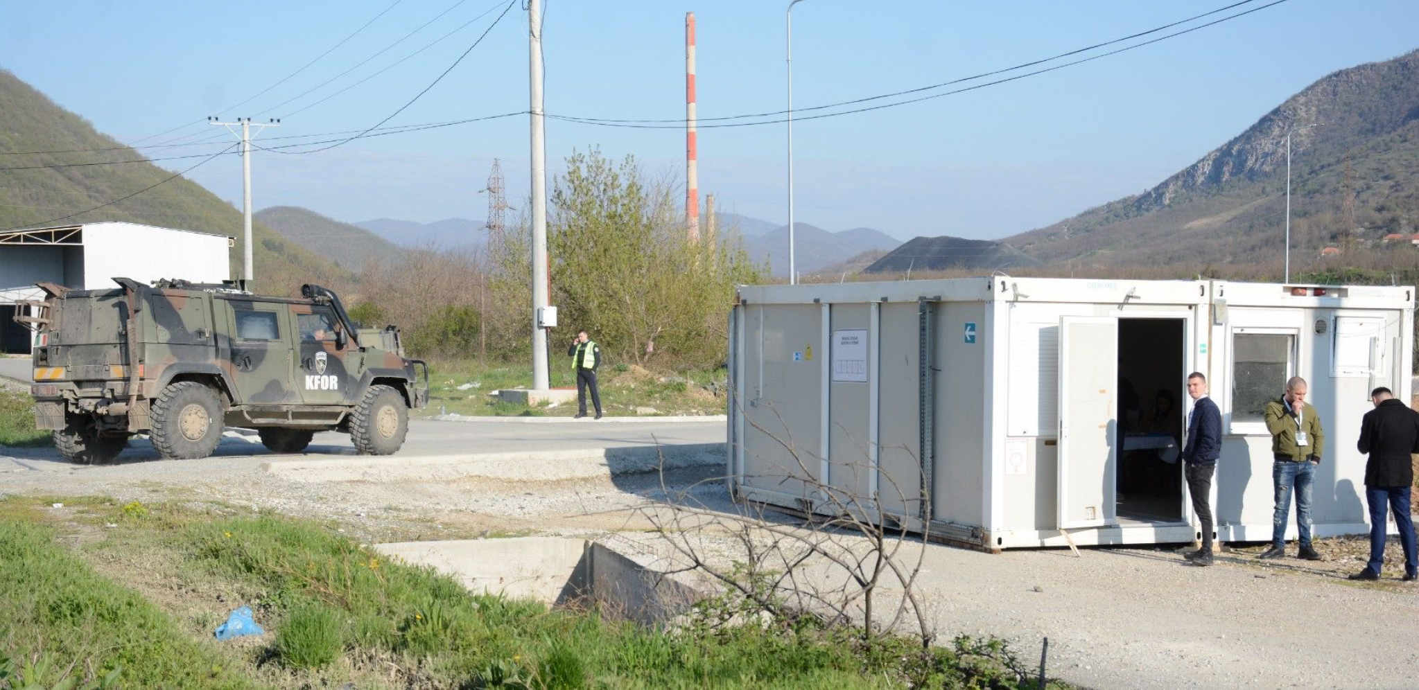 ŠIPTARSKA SRAMNA PROVOKACIJA! Član biračkog odbora u Zvečanu ne krije teroristička obeležja "UČK"! (FOTO)