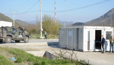 ŠIPTARSKA SRAMNA PROVOKACIJA! Član biračkog odbora u Zvečanu ne krije teroristička obeležja "UČK"! (FOTO)