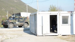 Oklopnjaci KFOR-a čuvaju Kurtijeve kontejnere (FOTO)
