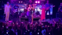 SRUŠILA SE NA SCENI Poznata pevačica pala usred nastupa, nakon ovoga nastao muk, evo o čemu se radi!