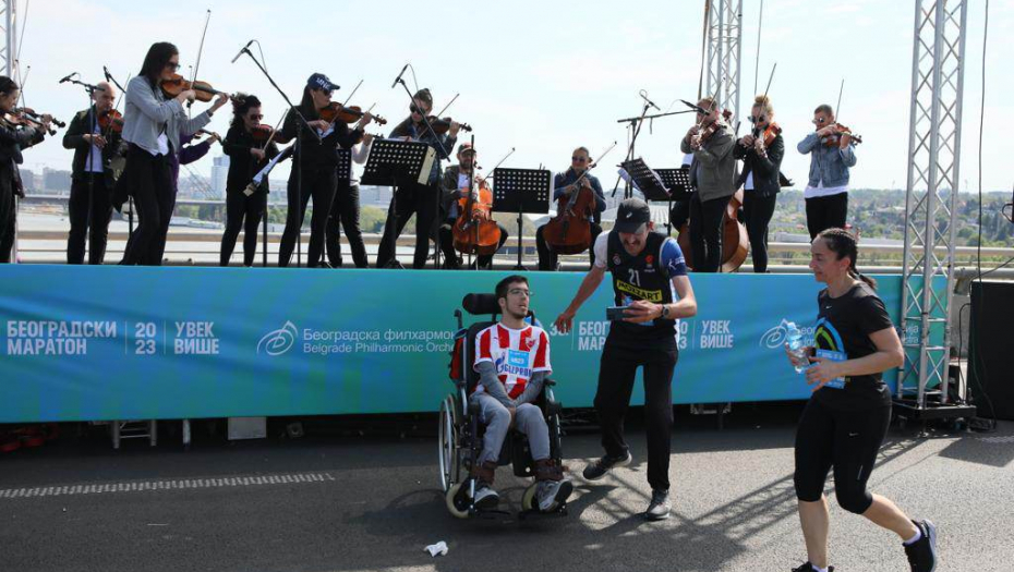 NAJEMOTIVNIJA SCENA SA BEOGRADSKOG MARATONA "Partizanovac" trči i gura "zvezdaša" u kolicima (FOTO)