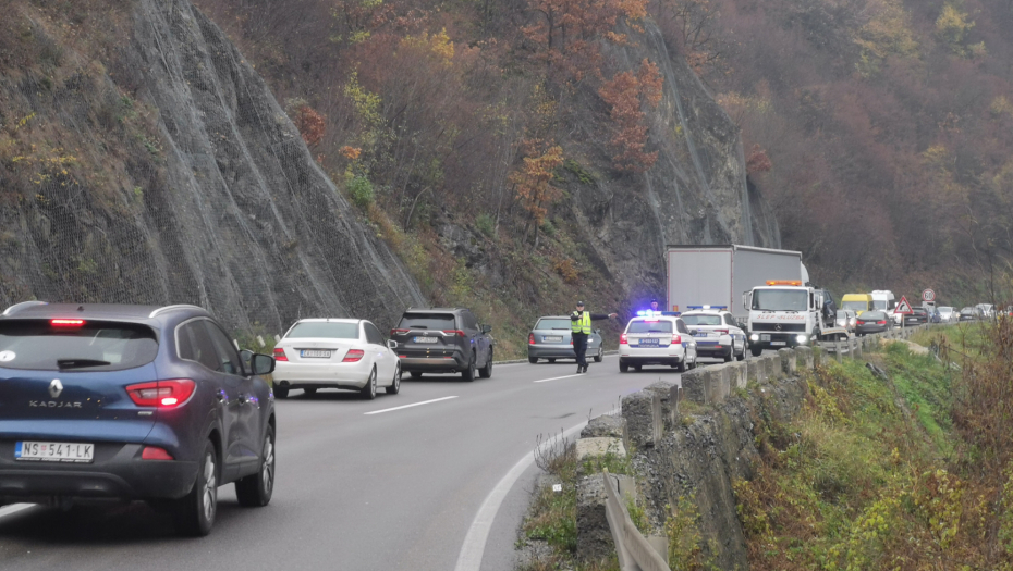 NASTAVLJA SE CRNI NIZ! SAOBRAĆAJNI KOLAPS U OVČARSKO-KABLARSKOJ KLISURI! Lančani sudar u tunelu! (FOTO)
