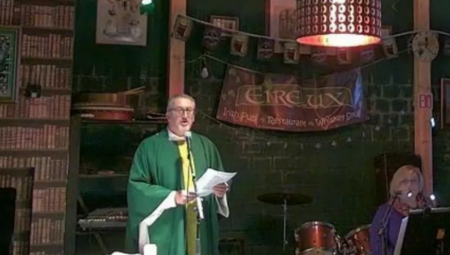 "U IME OCA I SINA I SVETOGA PIVA" Sveštenik održao službu u lokalnoj kafani