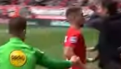 SCENA O KOJOJ BRUJI EVROPA Trener namerno gurnuo protivničkog fudbalera, nastao opšti haos (VIDEO)