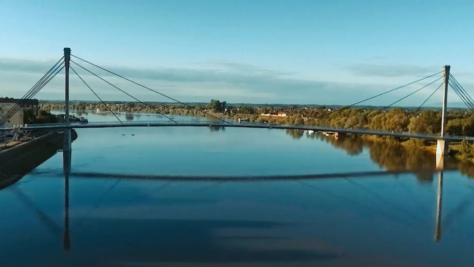 DETALJI TRAGEDIJE U SREMSKOJ MITROVICI Devojka ostavila svoju torbu na mostu, pa preskočila ogradu...