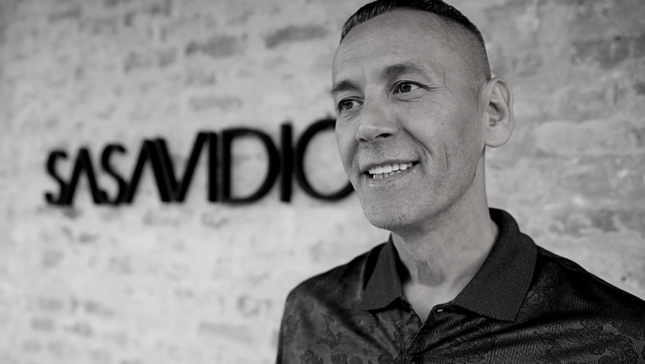 SAŠA VIDIĆ JE DANAS PREMINUO, A PRE TAČNO GODINU DANA SAHRANIO OCA Modni kreator ostavio mu je potresno, oproštajno pismo, reči kidaju dušu