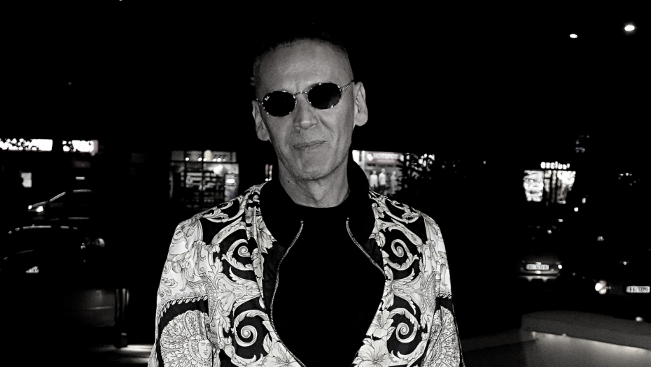 NA STOLU I DALJE STOJI NAČETA HRANA Jeziv prizor ispred doma Saše Vidića, danas će biti ispraćen na večni počinak, a jedna stvar nosi jaku simboliku!