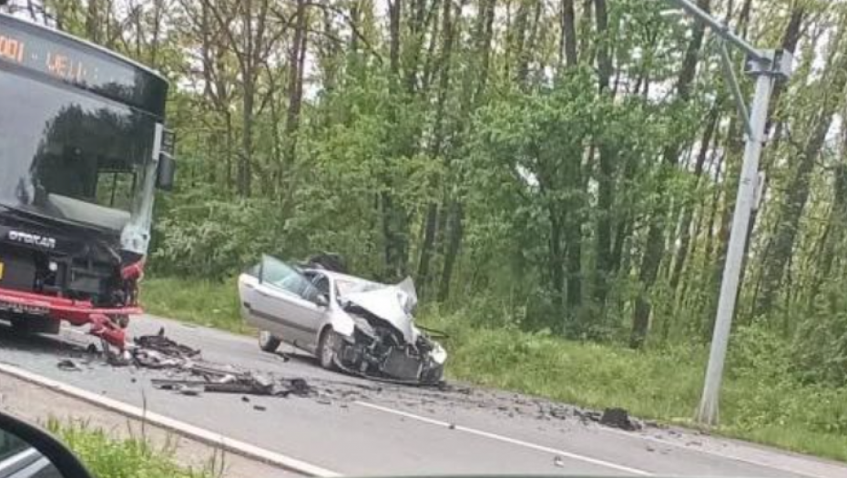 NOVI DETALJI STRAVIČNOG SUDARA KOD LIPOVICE Vozač Citroena prešao u suprotnu traku i zakucao se u autobus (VIDEO/FOTO)