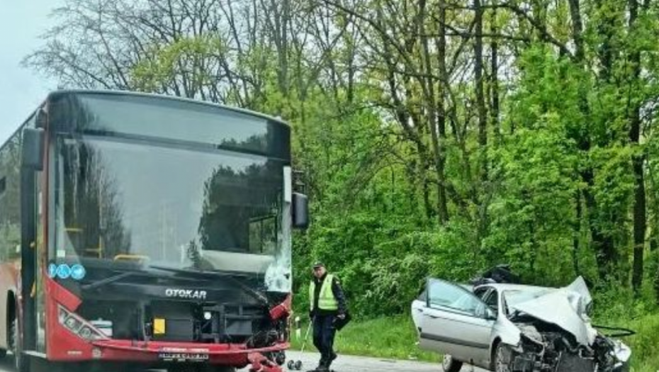 STRAVIČNE SLIKE NA MESTU SUDARA KOD LIPOVICE Auto smrskan, delovi rasuti po putu, a autobus ulupan sa prednje strane! (FOTO/VIDEO)