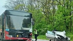 STRAVIČNE SLIKE NA MESTU SUDARA KOD LIPOVICE Auto smrskan, delovi rasuti po putu, a autobus ulupan sa prednje strane! (FOTO/VIDEO)