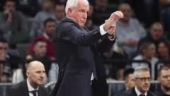 LUDA PROSLAVA CRNO-BELIH Pogledajte kako su košarkaši Partizana lumpovali nakon titule, Obradovića pogodila jedna pesma (VIDEO)