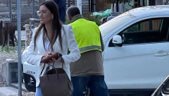 ALO! PAPARAZZO Mirka Vasiljević besna zbog situacije u kojoj se našla, u pomoć joj je pritrčao ovaj muškarac (FOTO)