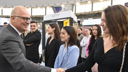 SRBIJA JE ZEMLJA U KOJOJ SE GRADI! Vesić: Učešće građevinarstva u BDP poraslo na 6,4 odsto u 2022. godini