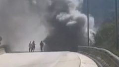 ZAPALIO SE AUTOBUS PUN MATURANATA IZ NIŠA Prestravljeni roditelji: ''Deca su iskakala iz vozila nasred auto-puta'' (VIDEO/FOTO)