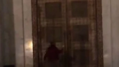 STRAVIČNA SCENA NA VRAČARU Muškarac šutirao vrata Hrama Svetog Save i psovao Patrijarha (FOTO)