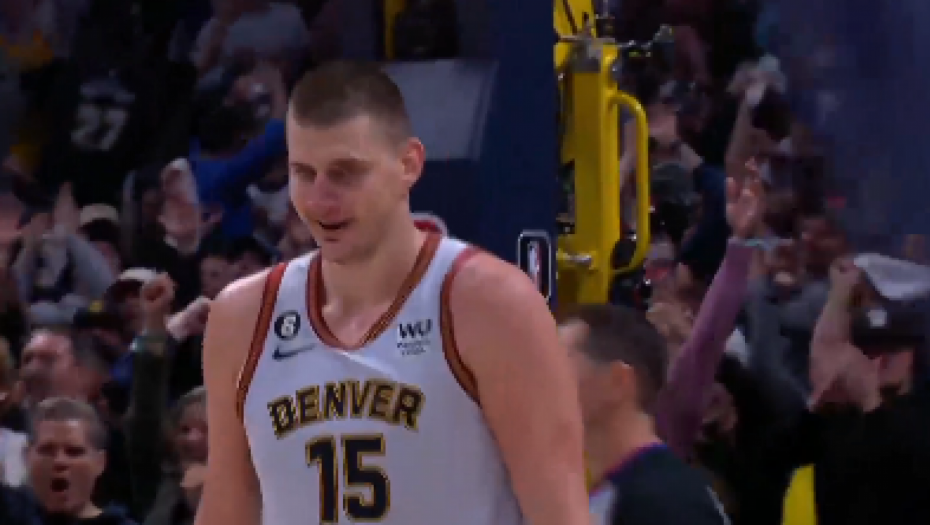 GDE STE POŠLI? Jokić naterao rivale da se sudare, pa im uputio osmeh koji boli (VIDEO)