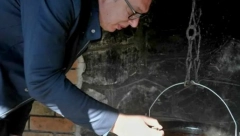 POKUŠAO SAM... NA OPŠTE ZGRAŽAVANJE GOSPOĐE MIRE Vučić pripremao smuđa za domaćine (FOTO)