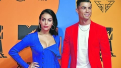 GEORGINA DEKOLTEOM BUDI MAŠTU Dok Kristijano Ronaldo trenira partnerka izluđuje mase (FOTO)