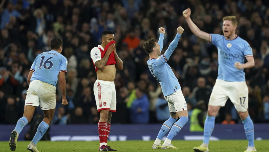 RAZBESNELA NAVIJAČE "TOBDŽIJA" Atraktivna bokserka se skinula i isprozivala Arsenal (FOTO)