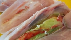 ŠTA JE OVO LJUDI MOJI? Novosađanka rasekla piletinu, ono šta je našla unutra je jezivo