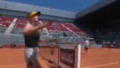 TENISKI SKANDAL Izgubila, pa brutalno iskulirala protivnicu i rukovanje - ovo je razlog (VIDEO)