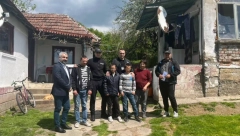 PRIPADNICI MUP-A OBRADOVALI PORODICU JEVTIĆ Šestoro mališana ponovo nasmejano zahvajujući našim humanim policajcima velikog srca (FOTO)