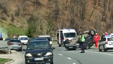 JEDNO PREVRNUTO, DRUGO VOZILO SMRSKANO Jeziva saobraćajka na ulazu na Zlatibor (FOTO)