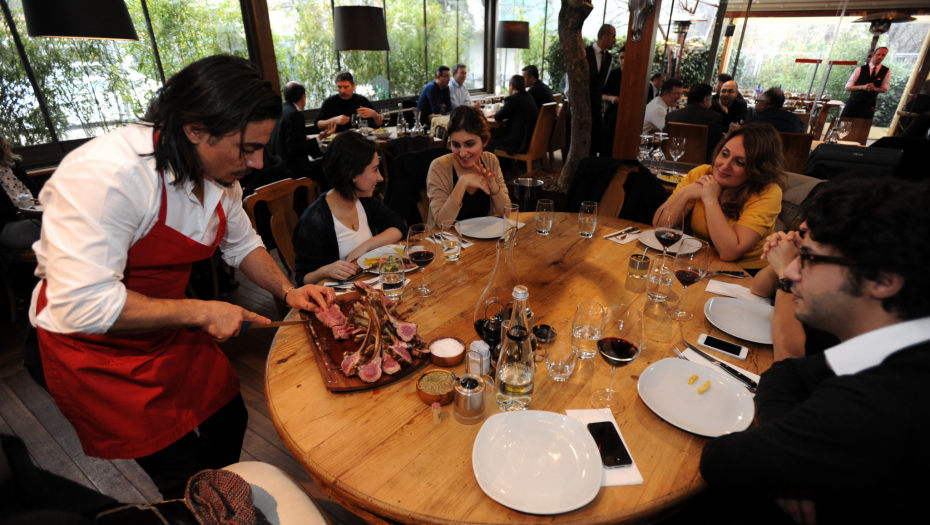 PRESELO JOJ! Ostavila je restoranu lošu recenziju, a sada joj prete TUŽBOM