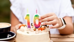 DA LI JE OVO PRIMERENO? Zgroženi smo kako su roditelji obukli devojčicu za proslavu njenog 10. rođendana