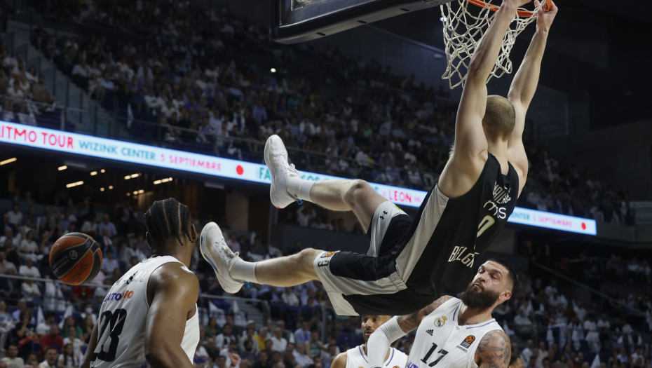 BUUUM Pogledajte monstruozno zakucavanje Smailagića preko dva igrača Reala (VIDEO)